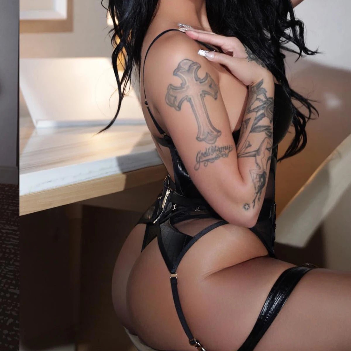 Irresistible Empowerment: Luxury Crocodile Leather Bodysuit - Todanua Internacional