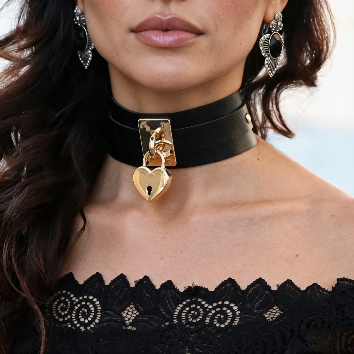 Calisto Collar in black leather with a gold heart padlock